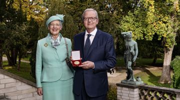 Jens K. modtager Niels Bohr medaljen