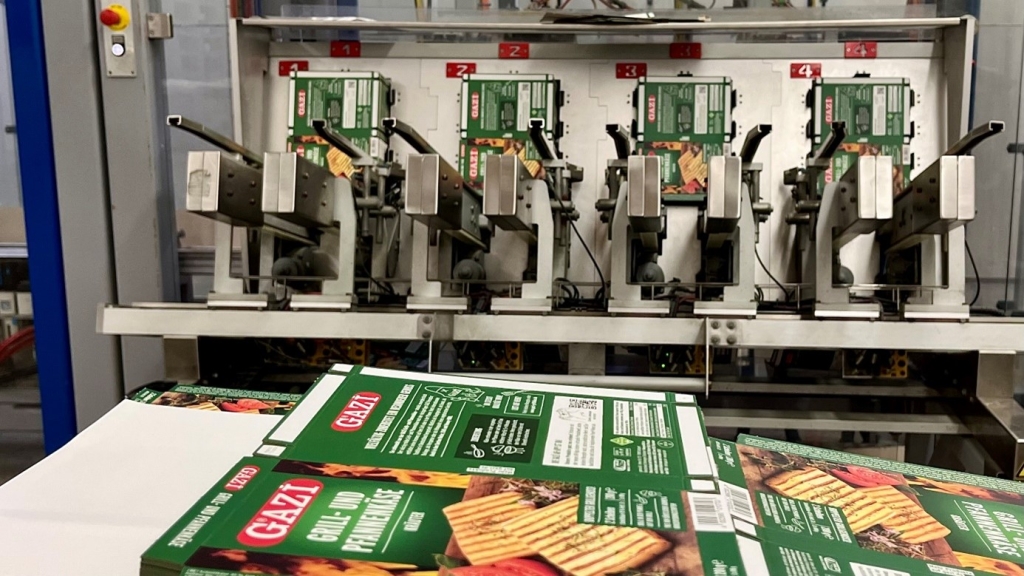 Vakuum bruges ogsÃ¥ til at samle kartonerne og forsigtigt indsÃ¦tte den emballerede ost. Foto: Busch Vacuum Solutions.