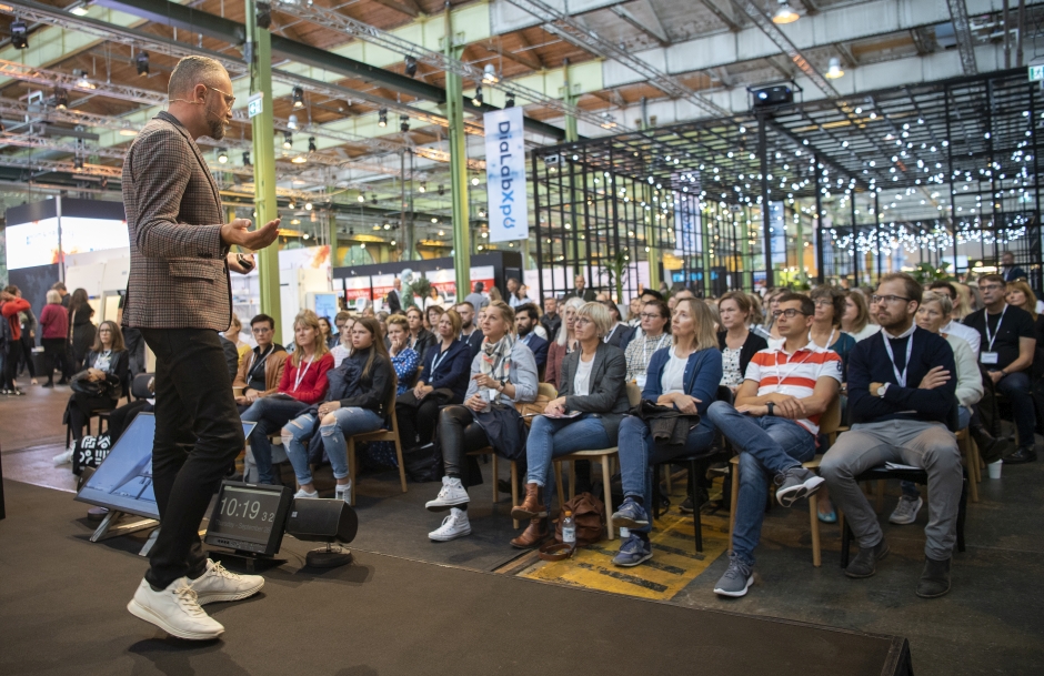 Oplægsprogrammet på DiaLabXpo står i år i coronaens tegn - både hvad angår opsætning og indhold. Indlægsholderne tager både et kig tilbage og ud i fremtiden. Foto fra messen i 2019: MCH/Lars Møller