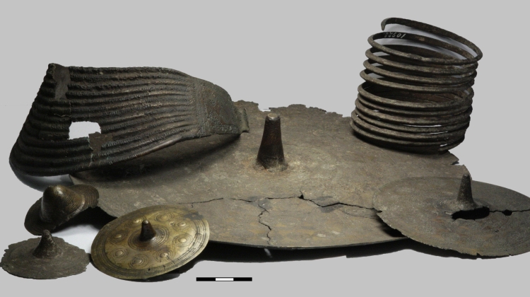 Kobber og tin, der blev anvendt i den danske bronzealder, kom langvejs fra. Bl.a. Aplerne og engelske tin-miner viser undersÃ¸gelser